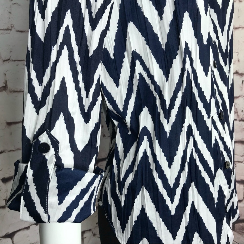 CHICO’S Navy & White Chevron crinkle coverup shirt blouse Medium Chico’s Size 1 - Picture 9 of 13